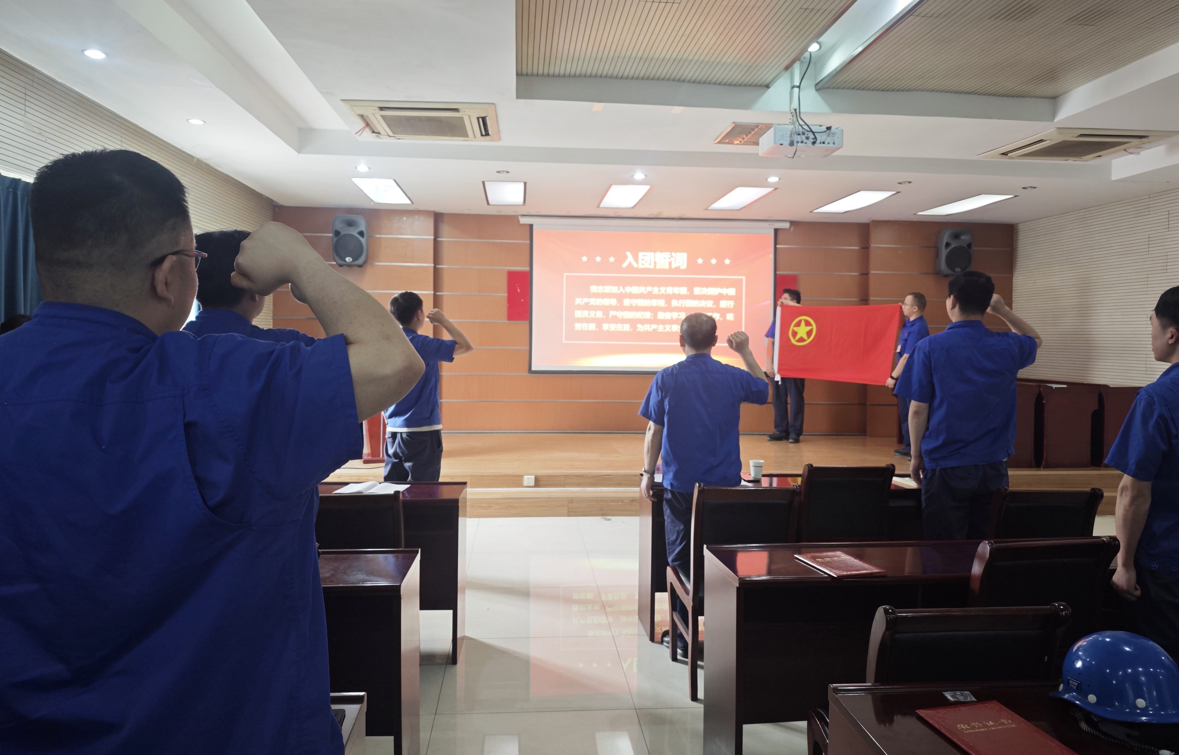 入團宣誓.jpg 入團宣誓.jpg