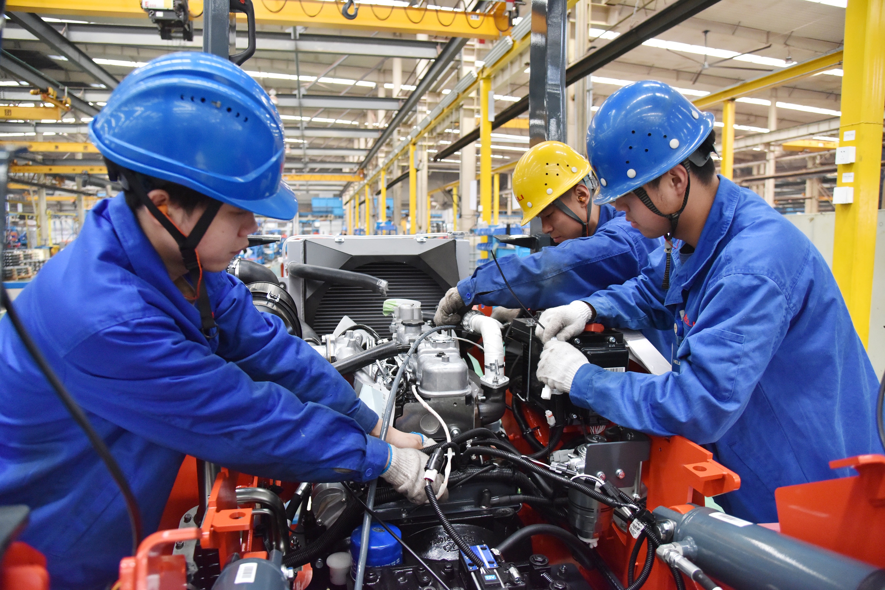 7.大噸位車型裝配現場.jpg