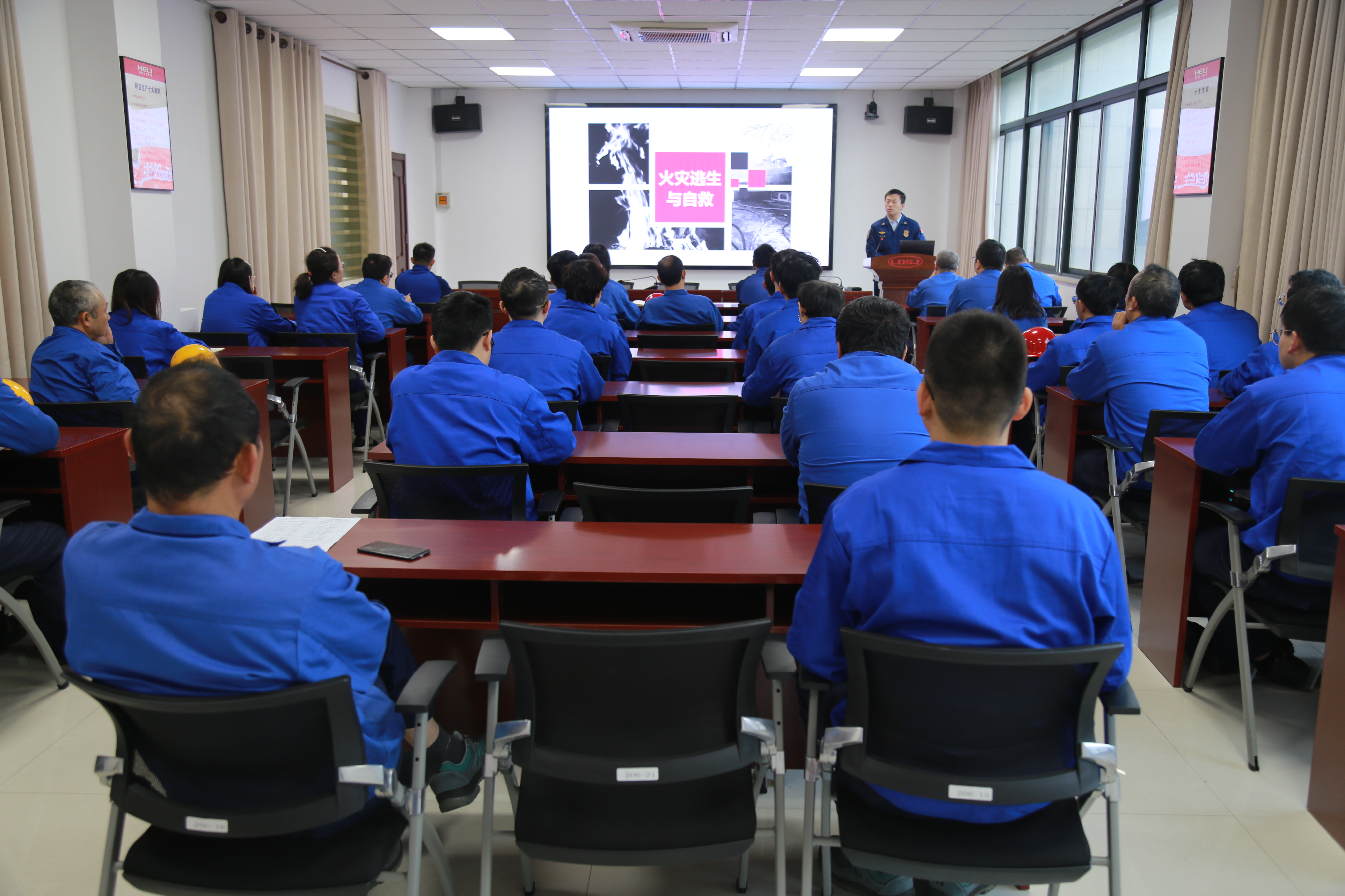 1.“火災逃生與自救”消防知識培訓.JPG